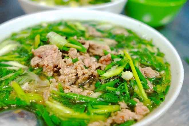 Phở hiện có mặt ở khắp nơi trên khắp Việt Nam với giá dao động từ 30.000 - 100.000 đồng/bát, tuỳ loại.