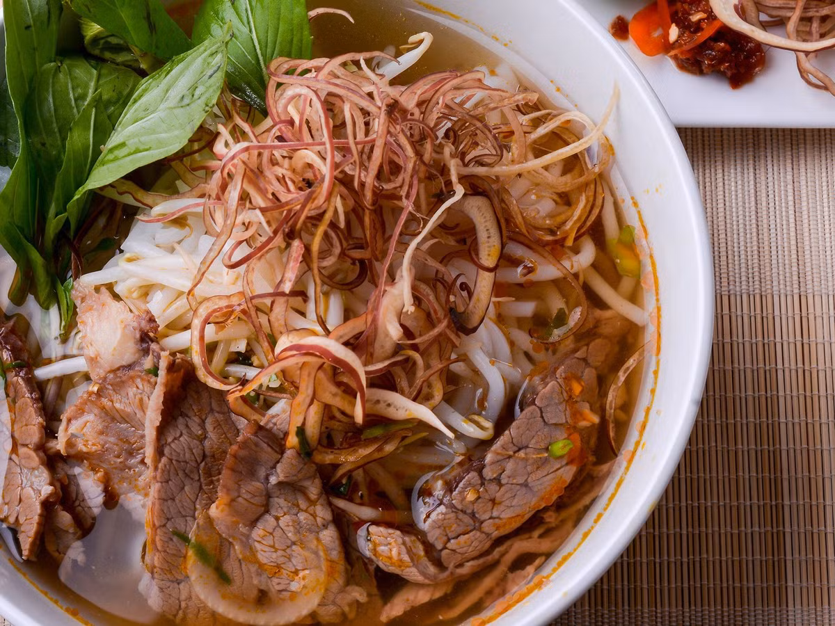 Bún bò Huế ngon nhất khi do chính người gốc Huế nấu. Món ăn này nhất định không thể thiếu hoa chuối, giá đỗ và một vài miếng ớt đỏ. Trung bình, một bát bún bò Huế có giá từ 35.000 - 50.000 đồng.