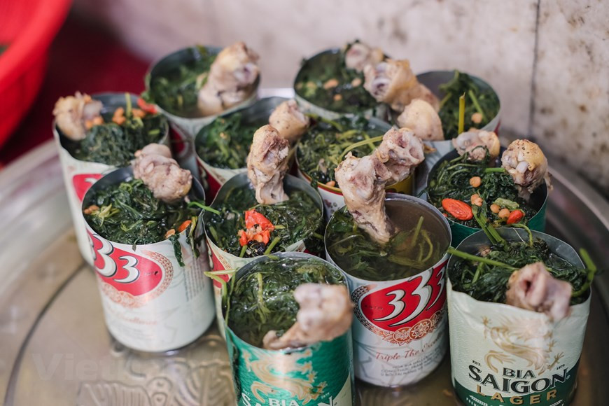 Không ít du khách tỏ ra nuối vì không thưởng thức món gà tần sớm hơn. Món ăn độc đáo này có vị mềm ngọt của gà cùng các loại thảo mộc và nước hầm được giữ lại hoàn toàn. Tại Hà Nội, gà tần có giá dao động từ 40.000 - 150.000 đồng.