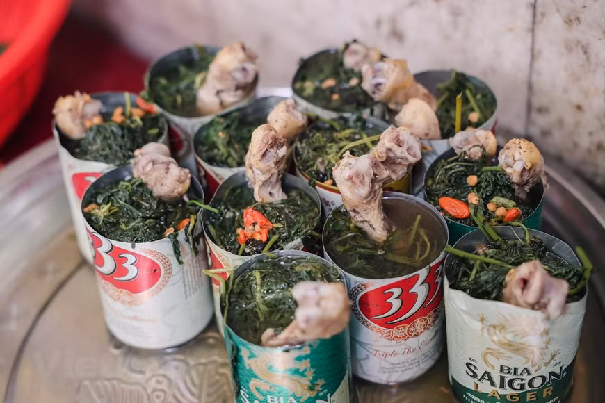 Không ít du khách tỏ ra nuối vì không thưởng thức món gà tần sớm hơn. Món ăn độc đáo này có vị mềm ngọt của gà cùng các loại thảo mộc và nước hầm được giữ lại hoàn toàn. Tại Hà Nội, gà tần có giá dao động từ 40.000 - 150.000 đồng.