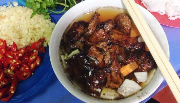 Các thành phần của bún chả thường được để riêng sau đó chấm vào với nước mắm pha chua ngọt. Mỗi suất bún chả có giá từ 30.000 - 60.000 đồng.