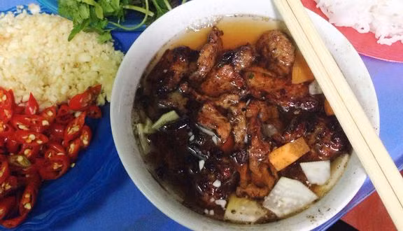 Các thành phần của bún chả thường được để riêng sau đó chấm vào với nước mắm pha chua ngọt. Mỗi suất bún chả có giá từ 30.000 - 60.000 đồng.