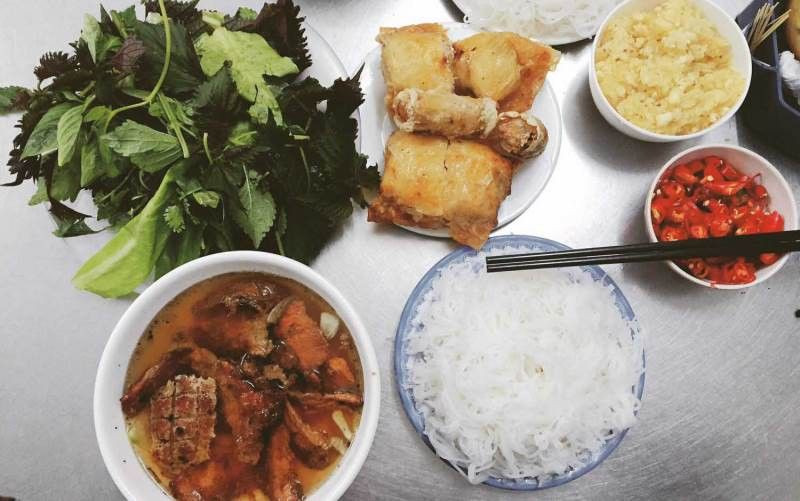 Cũng giống như phở, bún chả là đặc sản của Hà Nội. Món ăn này thường được mọi người chọn vào buổi trưa.