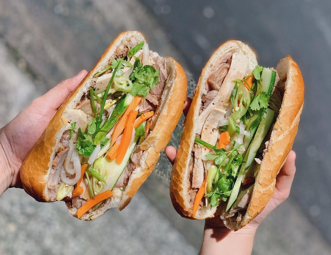 Bánh mì Việt Nam là một trong những món ăn được du khách nước ngoài hết lời khen ngợi. Nó còn được nhiều tờ báo lớn dành cho những mĩ từ đáng ghen tị. Tuỳ loại mà bánh mì Việt có giá khác nhau, nhưng trung bình chỉ vài chục nghìn đồng/chiếc. Nguồn ảnh: Internet