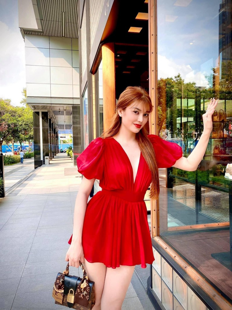 Bộ sưu tập hàng hiệu của Lily Chen còn đến từ Gucci, Chanel...Trong ảnh là túi Louis Vuitton có giá khoảng 58 triệu đồng.