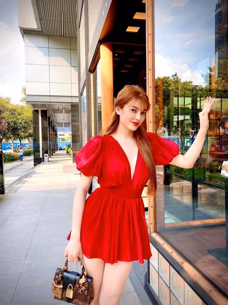 Bộ sưu tập hàng hiệu của Lily Chen còn đến từ Gucci, Chanel...Trong ảnh là túi Louis Vuitton có giá khoảng 58 triệu đồng.