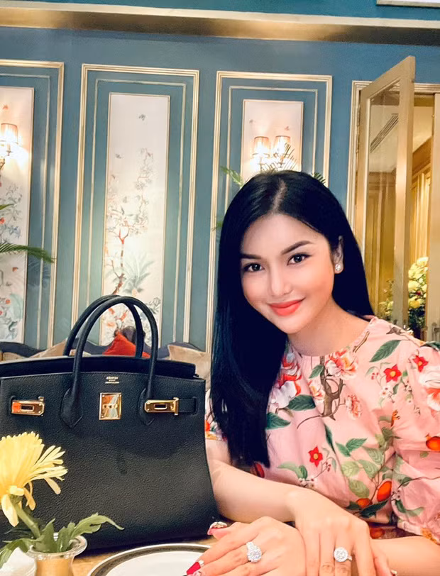 Lily Chen cũng sở hữu chiếc túi Hermes khác có giá 28.000 USD (khoảng hơn 640 triệu đồng)