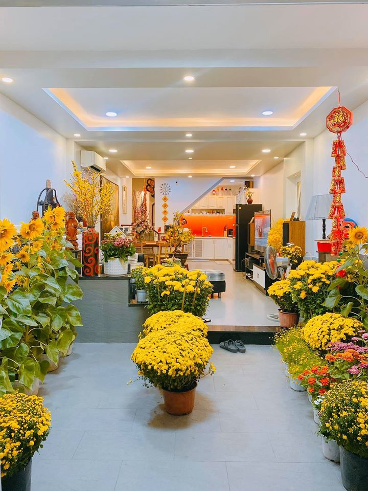 Trong những ngày Tết Canh Tý 2020, căn nhà của gia đình Hoa hậu Khánh Vân ngập tràn các loại hoa như cúc chi, cúc họa mi, cúc đại đóa, cúc vạn thọ, hướng dương, hoa đồng tiền...