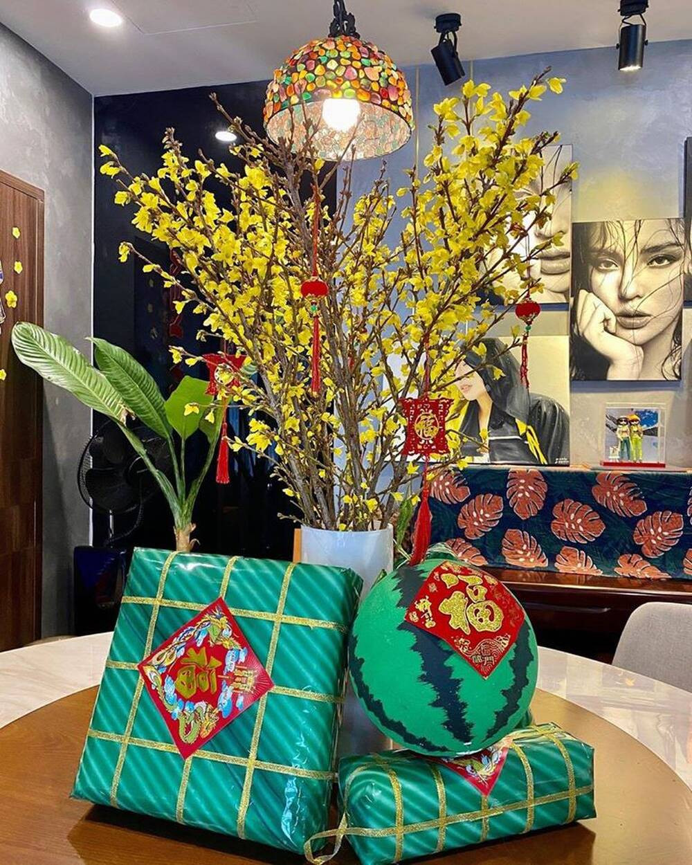 Bên cạnh hoa mai, Hoa hậu Kỳ Duyên còn trang trí phòng của mình với bánh chưng bánh tét và dưa hấu.