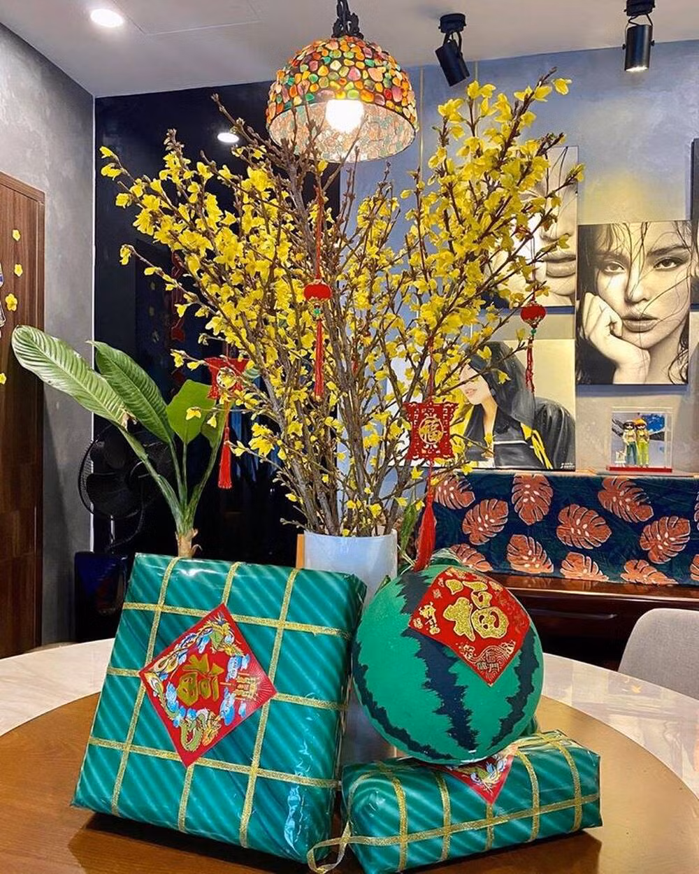 Bên cạnh hoa mai, Hoa hậu Kỳ Duyên còn trang trí phòng của mình với bánh chưng bánh tét và dưa hấu.