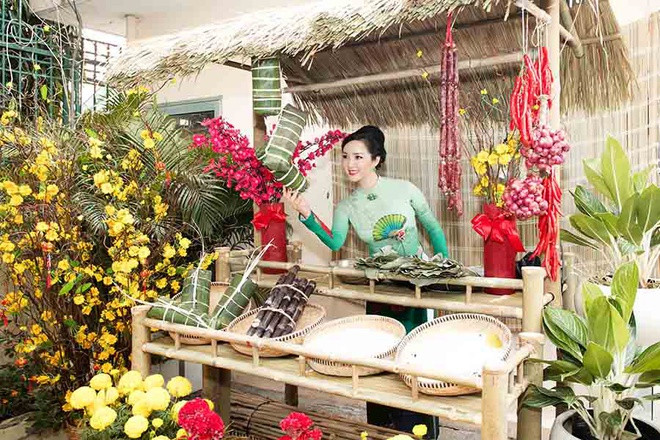 Dịp Tết 2016, Hoa hậu Giáng My thiết kế bối cảnh chợ hoa và gian hàng nhỏ tại cổng ra vào căn nhà.