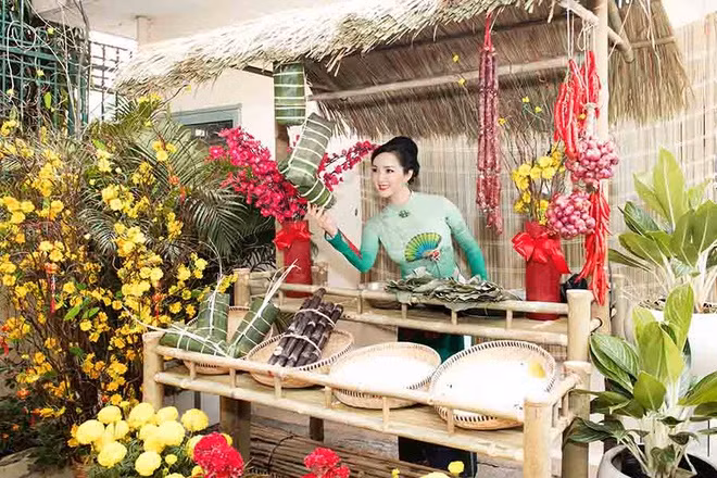 Dịp Tết 2016, Hoa hậu Giáng My thiết kế bối cảnh chợ hoa và gian hàng nhỏ tại cổng ra vào căn nhà.