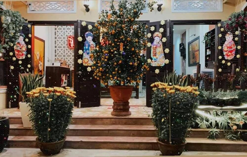 Trước nhà của Hoa hậu Tiểu Vy là hai chậu cúc và một chậu quất lớn.