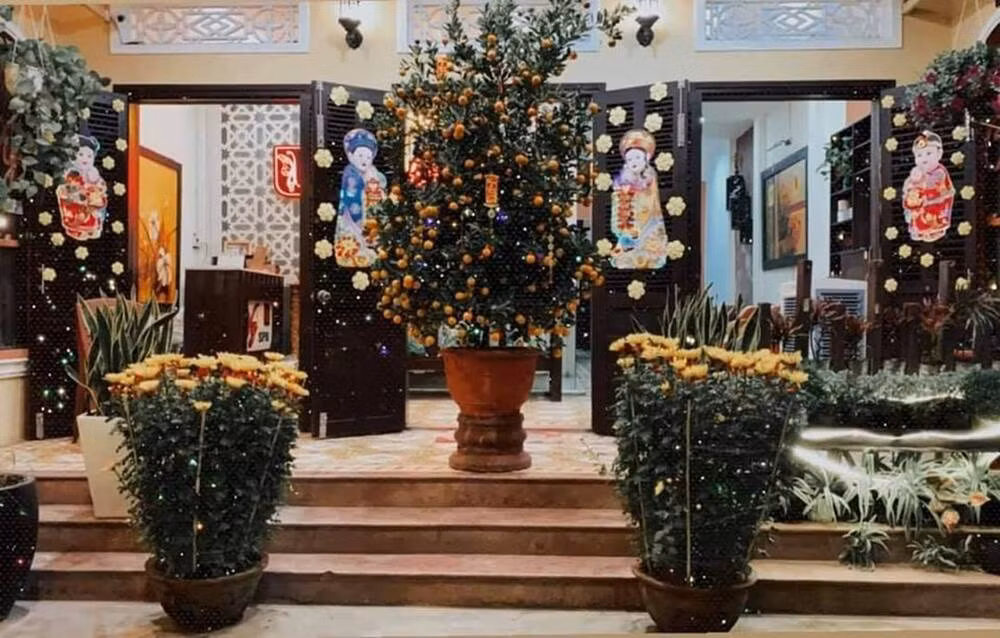 Trước nhà của Hoa hậu Tiểu Vy là hai chậu cúc và một chậu quất lớn.