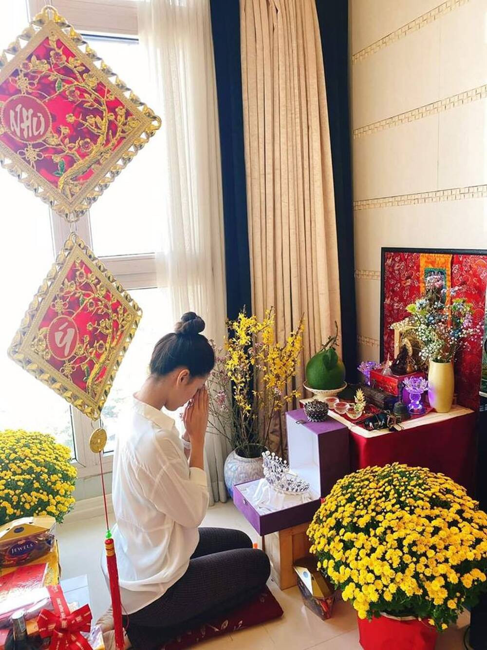 Căn hộ mới của Khánh Vân cũng được trang trí đủ đầy với hoa mai hoa cúc và liễng chúc tết.