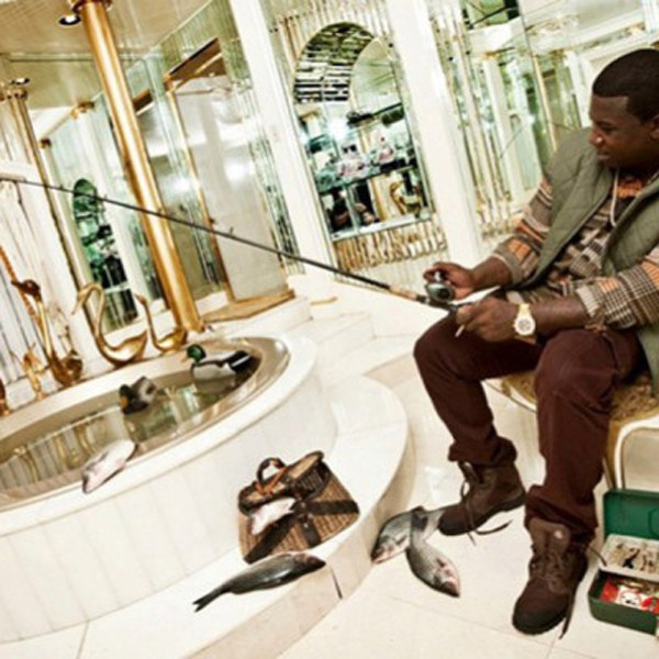 Câu cá giải trí và khoe hàng hiệu.