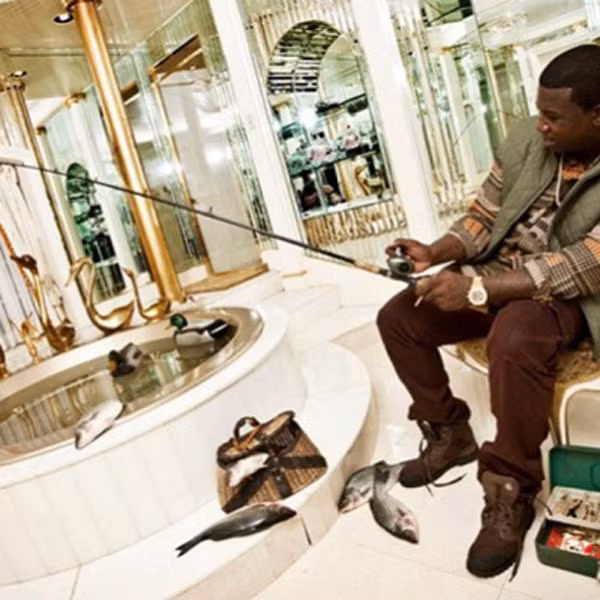 Câu cá giải trí và khoe hàng hiệu.