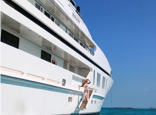Giới nhà giàu không ngại chi cả đống tiền để bao trọn cả siêu du thuyền phục vụ kỳ nghỉ vi vu khắp nơi.