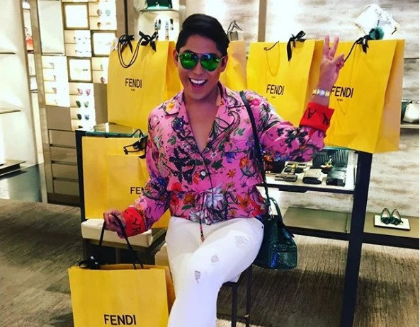 Mua sắm hàng hiệu là phần không thể thiếu của các thiếu gia.