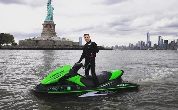 Lướt sóng là bộ môn thú vị được hội con nhà giàu yêu thích.