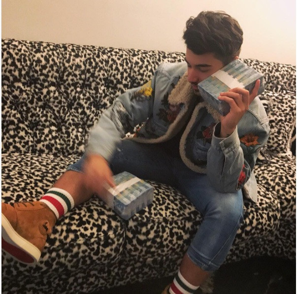 Và tất nhiên không thể thiếu màn khoe những cọc tiền mặt. Nguồn ảnh: Instagram.