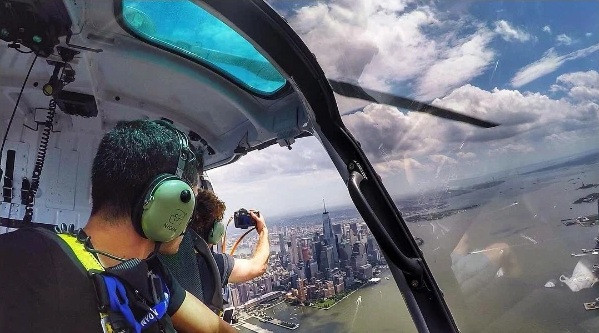 Tại đây, họ thỏa sức tận hưởng khung cảnh thành phố từ trên cao.