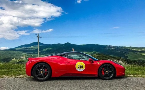 Kỳ nghỉ hè của chàng thiếu gia có tài khoản @allefoglia là những ngày lái xế hộp Ferrari vòng quanh Italia.