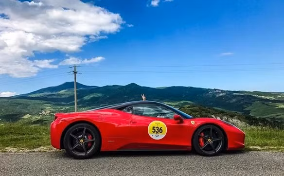 Kỳ nghỉ hè của chàng thiếu gia có tài khoản @allefoglia là những ngày lái xế hộp Ferrari vòng quanh Italia.