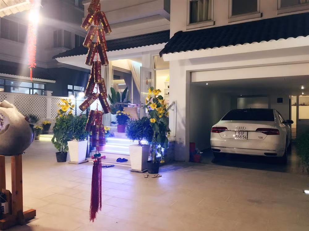 Không gian bên ngoài biệt thự. Ảnh: Vietnamnet