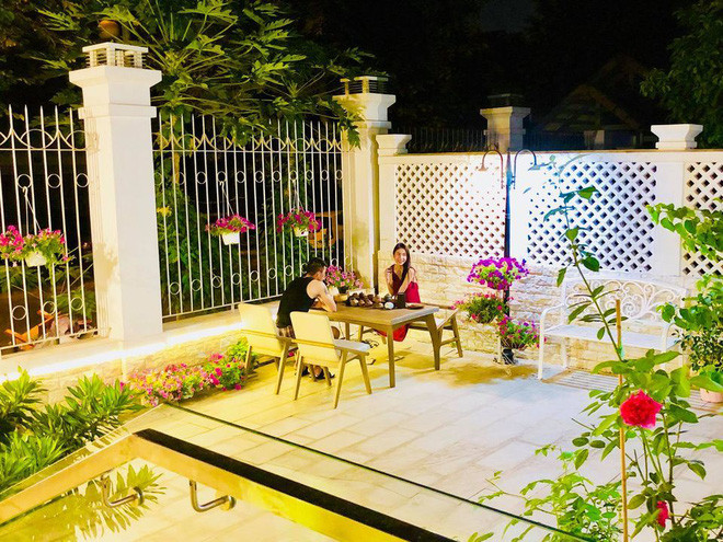 Biệt thự của Thủy Tiên có diện tích rộng tới 300m2, với đầy đủ sân vườn để con gái thỏa sức chơi đùa. Ảnh: FBNV