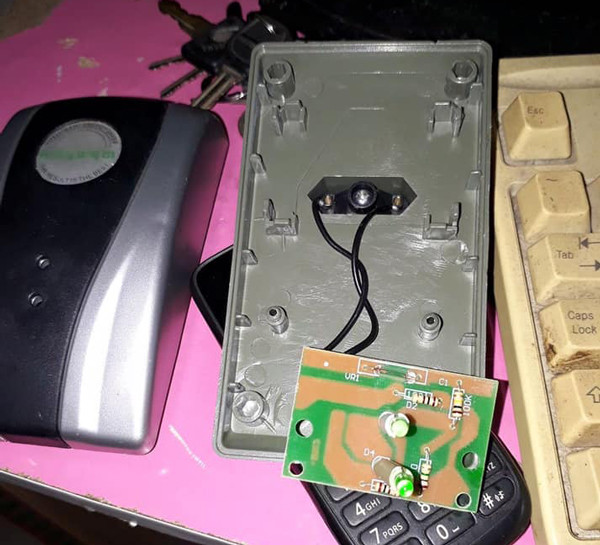 Không chỉ vậy, các thiết bị tiết kiệm điện giá rẻ, nguồn gốc không rõ ràng, có thể tiềm ẩn nguy cơ cháy nổ, người dùng cần chú ý về an toàn điện. Ảnh: Internet