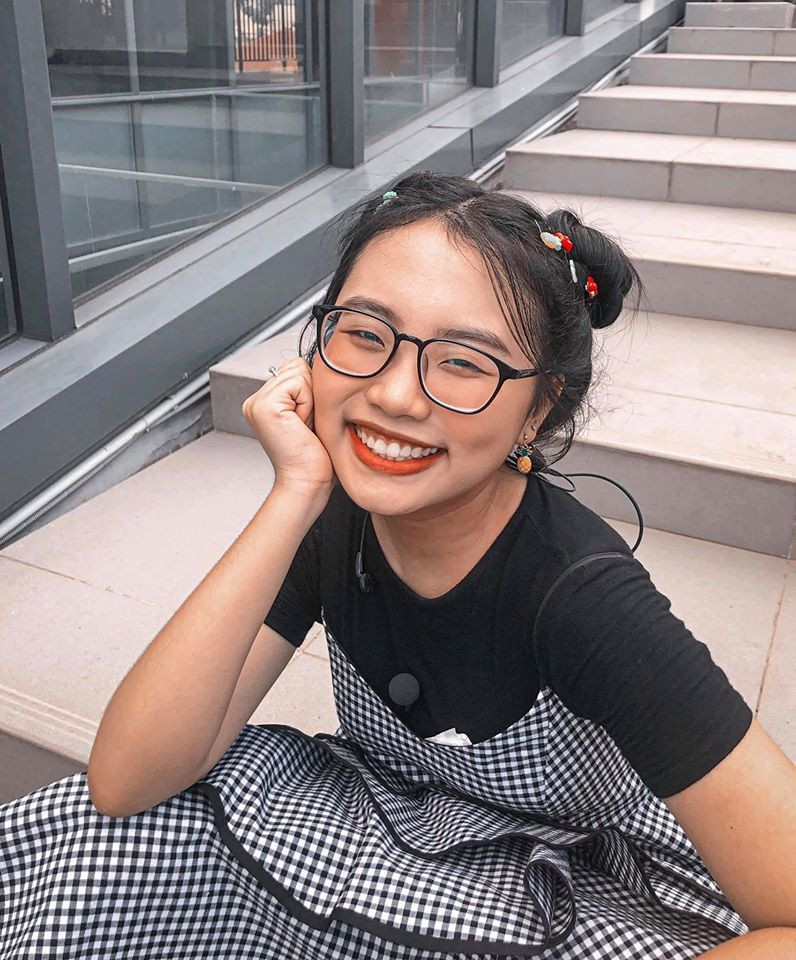 Cùng với đó, Phương Mỹ Chi có sự thay đổi mạnh mẽ về mặt ngoại hình. Chi đã bắt đầu sử dụng những món đồ hàng hiệu đắt đỏ.