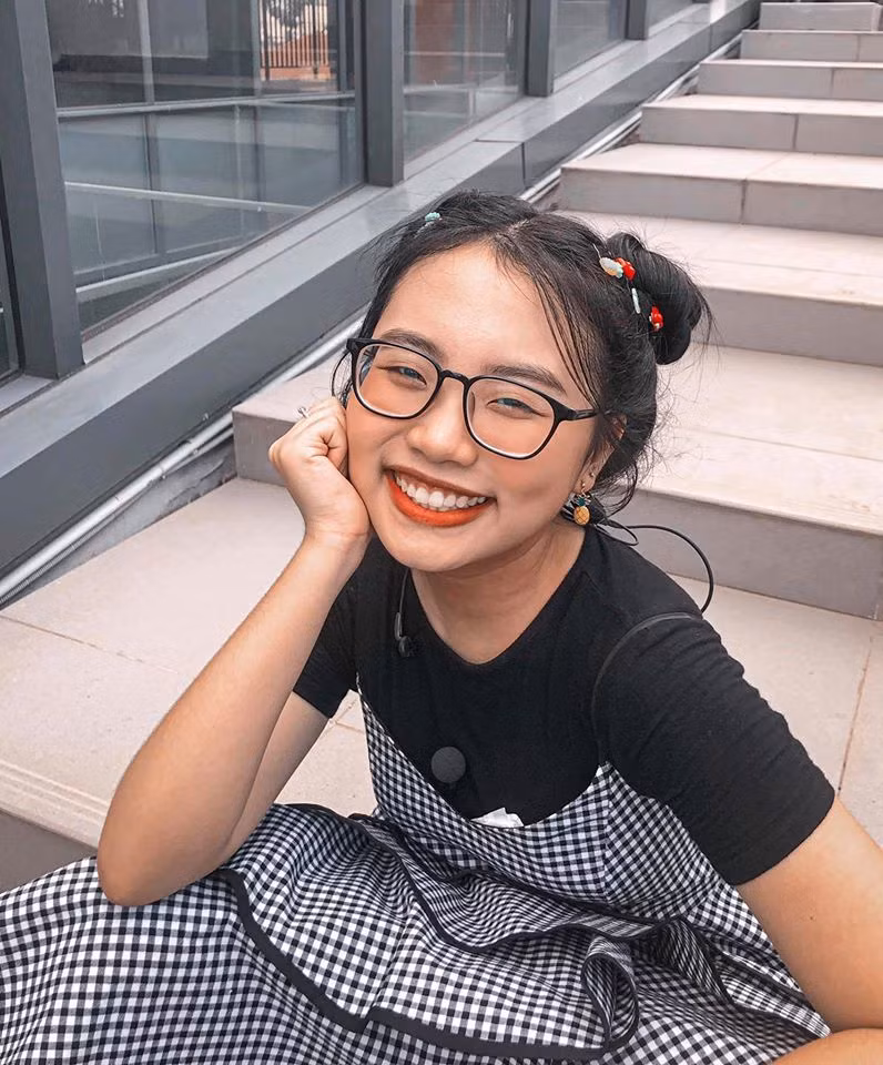 Cùng với đó, Phương Mỹ Chi có sự thay đổi mạnh mẽ về mặt ngoại hình. Chi đã bắt đầu sử dụng những món đồ hàng hiệu đắt đỏ.