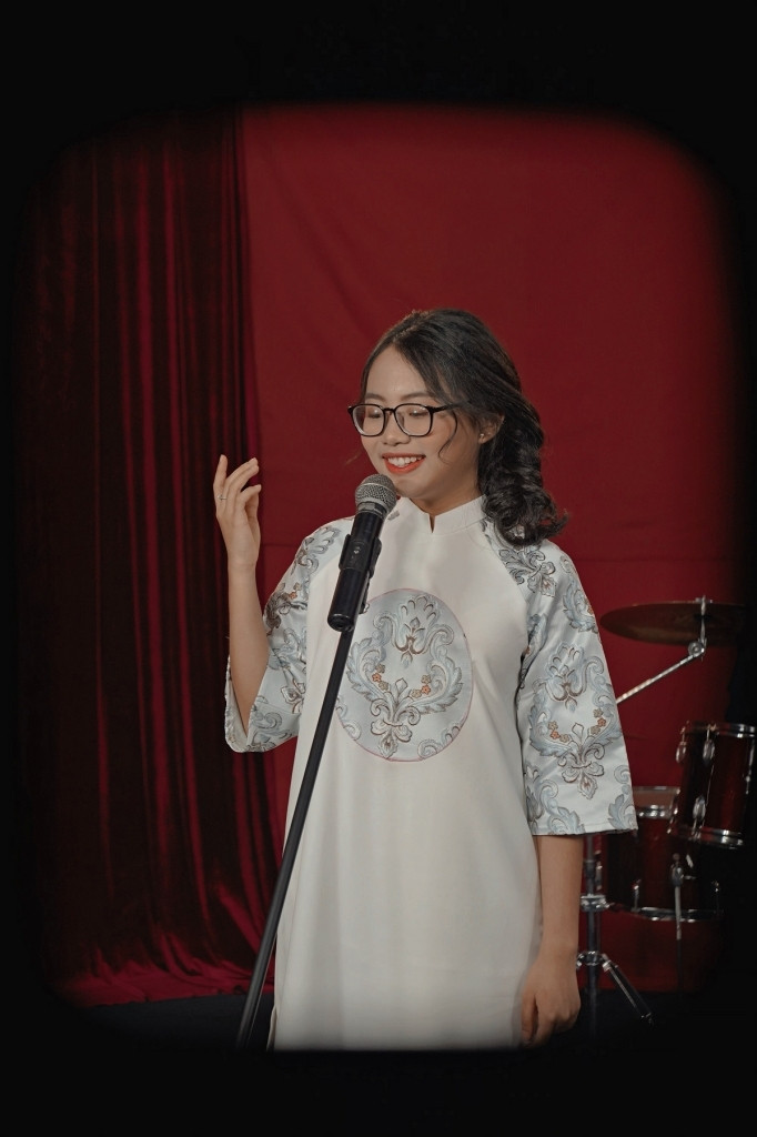 Với số tiền cát-xê được trả xứng đáng với công sức của Phương Mỹ Chi cùng sự cố gắng củng cố hằng ngày, nam ca sĩ nhận định nếu như "chị Bảy" đi làm không giúp ai và giữ số tiền đó đến bây giờ thì tài sản của nữ ca sĩ có đến 5-7 tỷ đồng là chuyện bình thường.