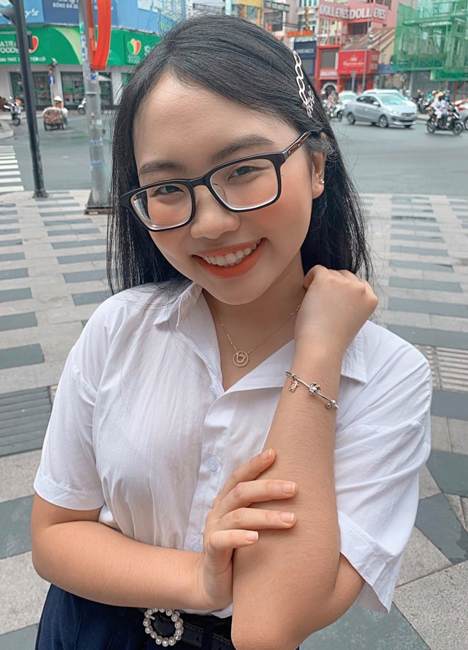 Đầu năm 2020, Phương Mỹ Chi bất ngờ rời công ty Quang Lê, tách ra hoạt động riêng với lý do muốn được làm nhiều thứ, thử sức thêm, mạo hiểm bước ra khỏi vùng an toàn của mình để đến với những điều mới mẻ hơn.