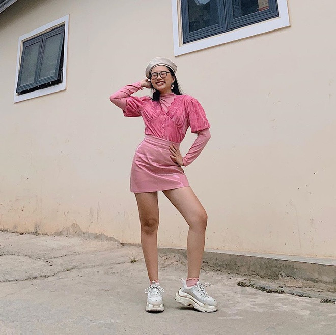 Chưa hết, giọng ca trẻ còn "tậu" đôi giày đế thô nổi tiếng của Balenciaga, dòng Triple S, giá hơn 25 triệu đồng.