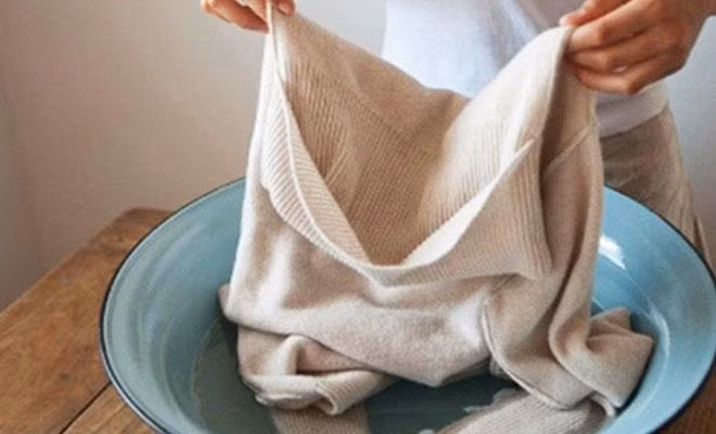 Mach ban cach tay vet moc tren quan ao cuc hieu nghiem