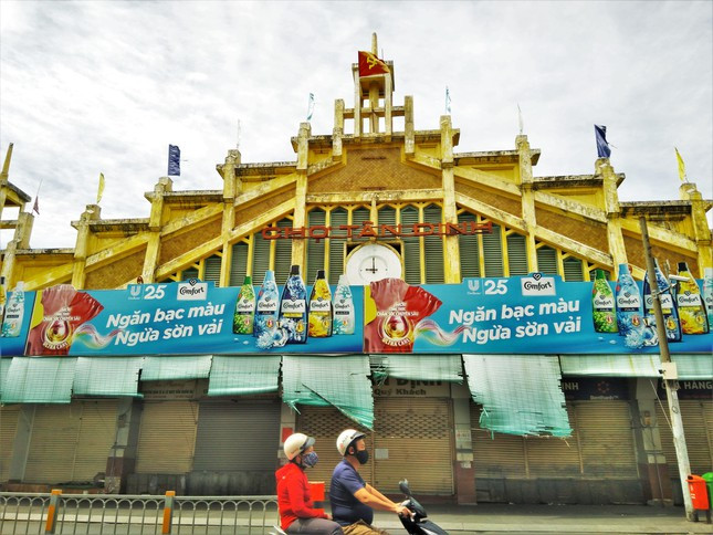 Chợ Tân Định, ngôi chợ có từ thời Pháp, một chợ đầu mối về hàng vải lụa tơ tằm quần áo, chủ yếu dành cho khách trong nước và các tỉnh thành, nay không mở cửa. Một không khí yên tĩnh hiếm thấy tại nơi đây vào thời điểm đang bị phong tỏa khi trong đình chợ xuất hiện một số ca nhiễm COVID-19.