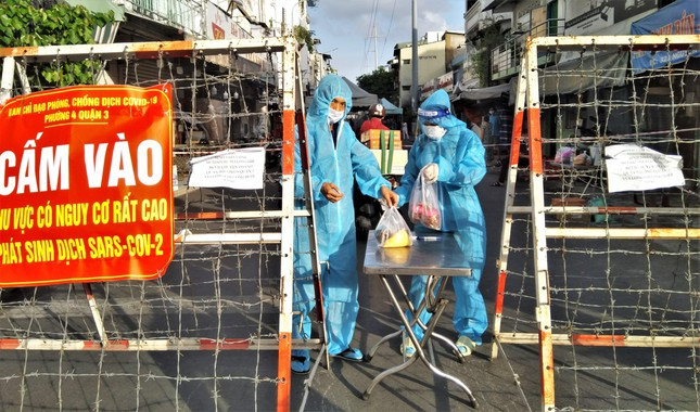 Các cơ quan chức năng vẫn đang phong tỏa và lấy mẫu xét nghiệm hàng ngày tại khu vực chợ Vườn Chuối