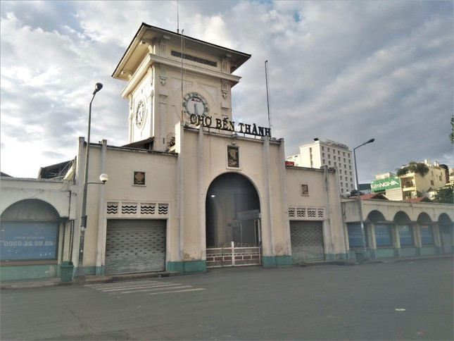 Thực hiện cách ly xã hội từ ngày 9/7/2021, tất cả các chợ nổi tiếng của TPHCM đóng cửa và việc tiêu thụ sản phẩm chuyển sang các cửa hàng tiện lợi và thương mại điện tử. Chợ Bến Thành trung bình đón 16.000 lượt du khách, khách mua hàng mỗi ngày, là điểm đến không thể thiếu của du khách khi tới TPHCM. Thực hiện chủ trương cách ly xã hội, tất cả các gian hàng đều đóng cửa. Nếu các đợt dịch trước đây, chợ vẫn còn hoạt động một số gian hàng bán hoa tươi, hoa quả, nhưng lần này tuyệt đối không còn bóng dáng tiểu thương.