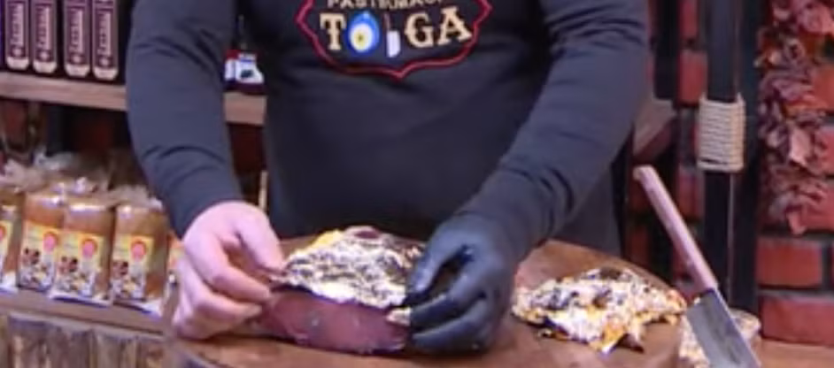 Chủ cửa hàng sẽ cắt thịt theo yêu cầu của khách, sau đó bọc nó trong vài ba lớp giấy vàng.