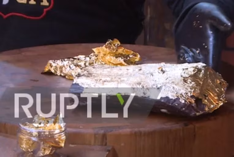 Dù vậy, ngày càng nhiều khách hàng tới mua món Pastirma vàng, cửa hàng của ông Tolga cũng đã mở rộng buôn bán và gửi các lô hàng sang nhiều thành phố khác.