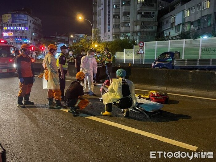Co gai mac quan dui treo cot den cao 8m, nghi muon tu tu-Hinh-2