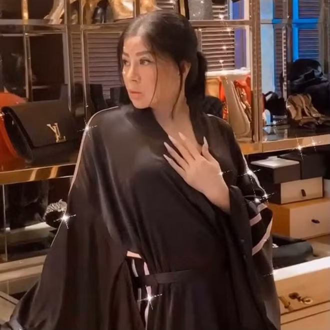 Được biết, mẹ của Gia Kỳ là Madam Hồng, người sáng lập của 1 spa cực kỳ đắt đỏ dành cho giới thượng lưu ở Sài Gòn.