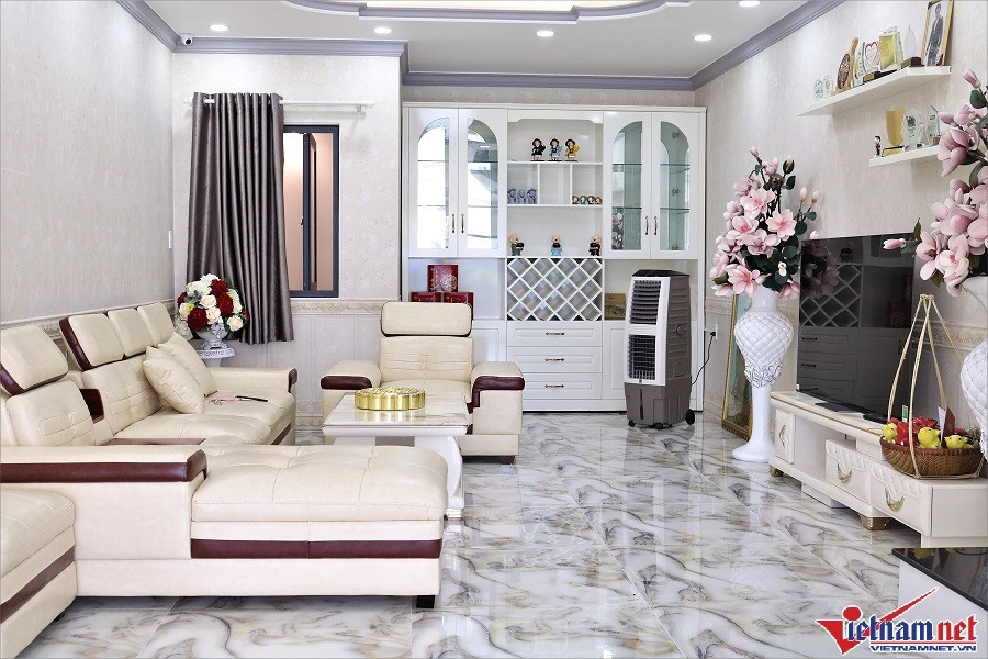 Bên trong nhà có tông màu trắng chủ đạo. Ảnh: Vietnamnet.