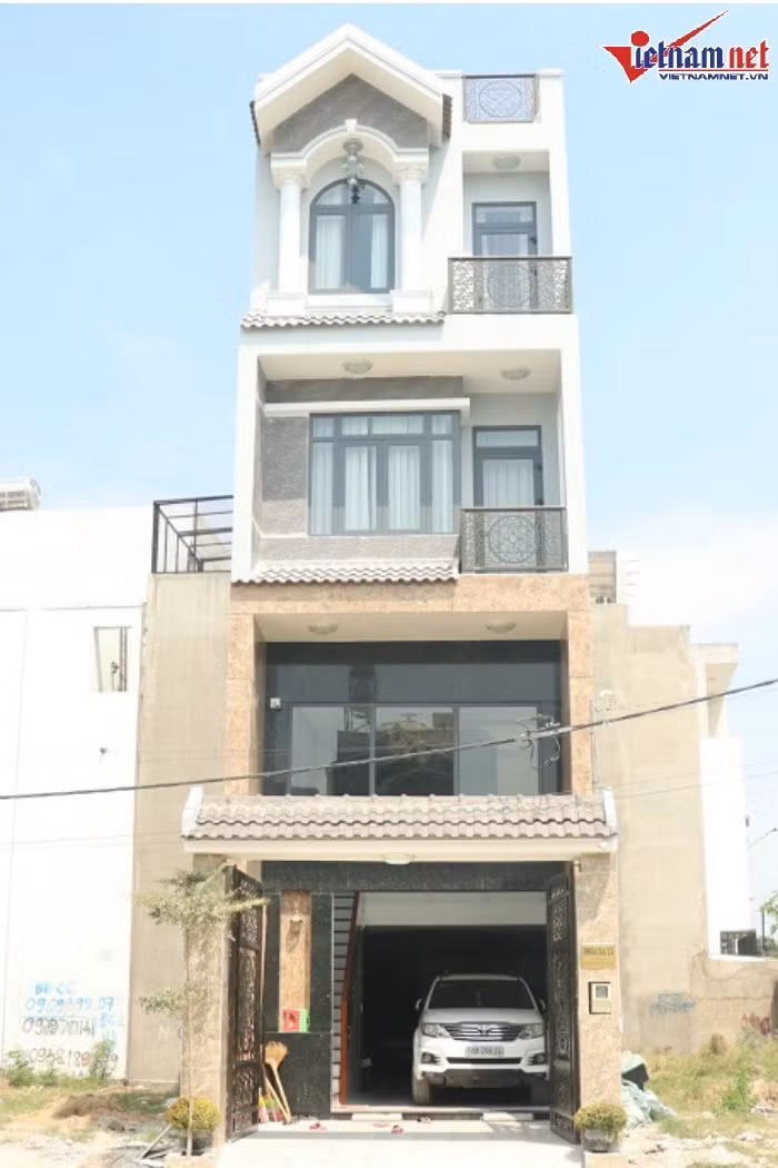 Dịp Tết Kỷ Hợi 2019, diễn viên hài Lê Dương Bảo Lâm và vợ chính thức chuyển về nhà mới trong khu đô thị đắt đỏ tại quận 9, TPHCM. Căn nhà với diện tích rộng hơn 100m2, gồm một tầng trệt, 2 lầu và một sân thượng. Ảnh: Vietnamnet.