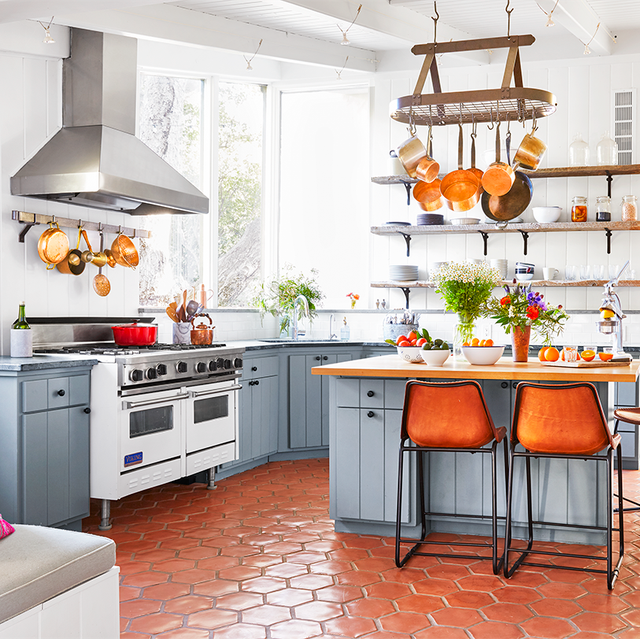 Ánh sáng tự nhiên là điều quan trọng với căn nhà nói chung và phòng bếp nói riêng. Dù có thể sử dụng ánh sáng nhân tạo để thay thế song ánh sáng tự nhiên giúp cho căn phòng của bạn trông rộng hơn.