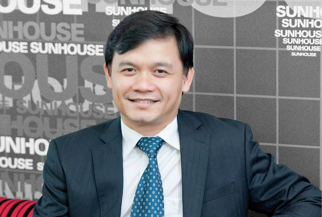 Shark Nguyễn Xuân Phú gây ấn tượng bởi những lời chỉ bảo hơi có tính “chất vấn” khiến startup nhận ra được giá trị của đồng tiền hơn. Khi được hỏi về tài sản cá nhân mong muốn, ông cho rằng chỉ cần 100 tỷ đồng là đủ nhưng trên thực tế, khối tài sản của ông lên tới hàng nghìn tỷ đồng.