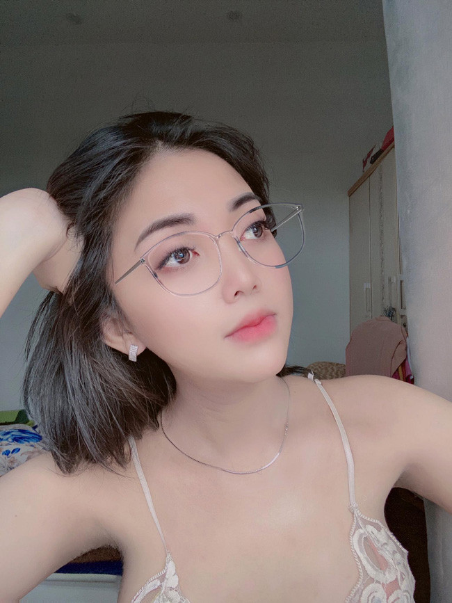 Mọi đường nét trên gương mặt cô gái Đồng Tháp đều rất nữ tính và thanh tú.