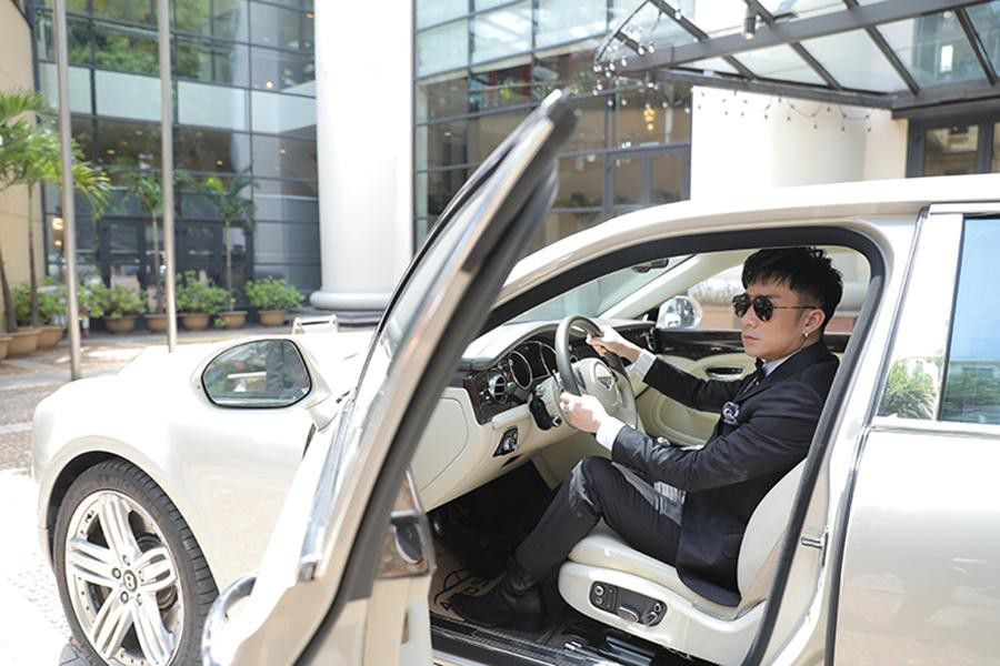 Ngoài bất động sản, nam ca sĩ 40 tuổi còn khiến khán giả ngưỡng mộ khi sở hữu nhiều xe hạng sang, trị giá hàng chục tỷ đồng. Ảnh: Anninhthudo